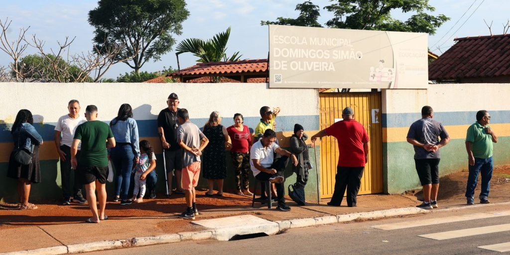 Em Águas Lindas de Goiás, eleitores voltam à escola que nasceu em um curral