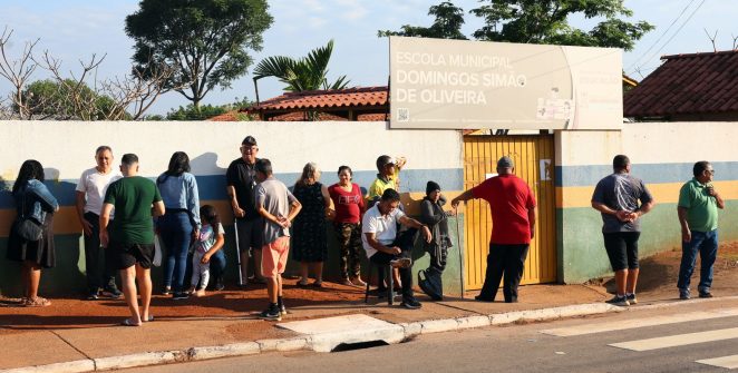 Em Águas Lindas de Goiás, eleitores voltam à escola que nasceu em um curral