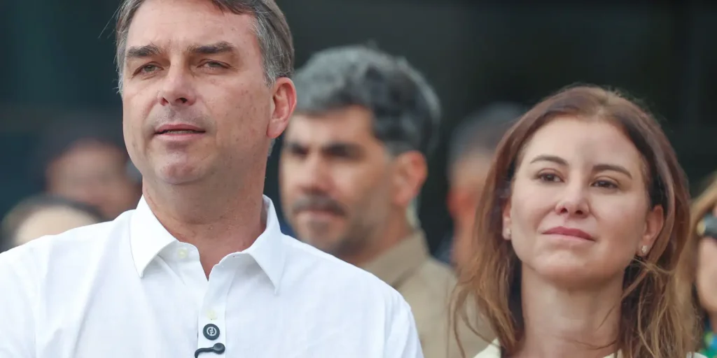 Flávio Bolsonaro vai a missa em Brasília e aguarda horário para visitar o pai