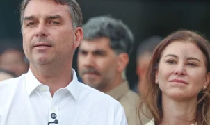 Flávio Bolsonaro vai a missa em Brasília e aguarda horário para visitar o pai
