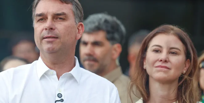 Flávio Bolsonaro vai a missa em Brasília e aguarda horário para visitar o pai