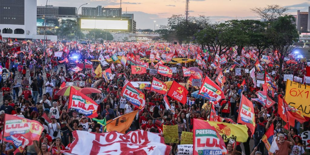 Estudantes lotam Esplanada dos Ministérios em ato pró-Lula e pelo fim da escala 6×1