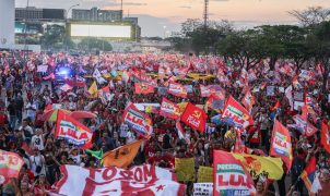Estudantes lotam Esplanada dos Ministérios em ato pró-Lula e pelo fim da escala 6x1