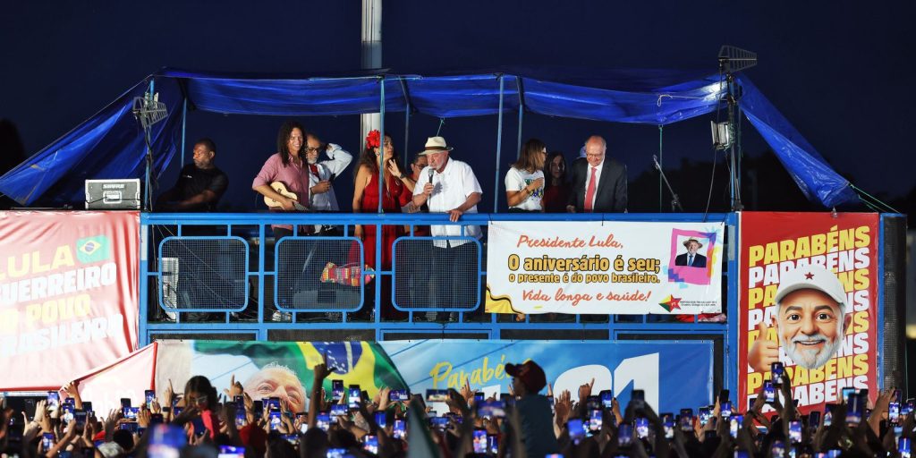 Lula celebra 81 anos com eleitores idosos no Alvorada e se emociona com relatos de votação