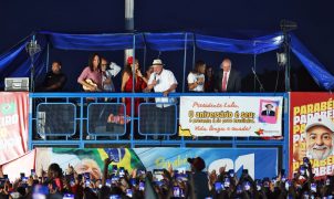 Lula celebra 81 anos com eleitores idosos no Alvorada e se emociona com relatos de votação
