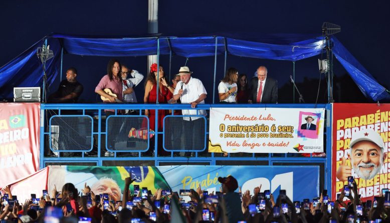 Lula celebra 81 anos com eleitores idosos no Alvorada e se emociona com relatos de votação