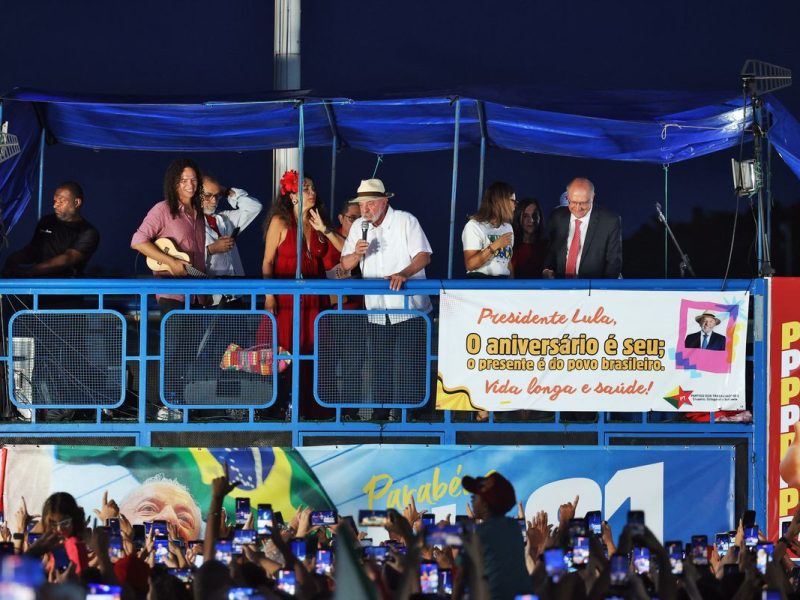 Lula celebra 81 anos com eleitores idosos no Alvorada e se emociona com relatos de votação