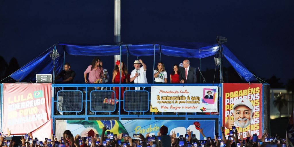 Lula chama de ato vergonhoso saída de Flávio Bolsonaro do Brasil