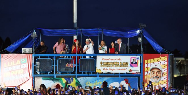 Lula chama de ato vergonhoso saída de Flávio Bolsonaro do Brasil