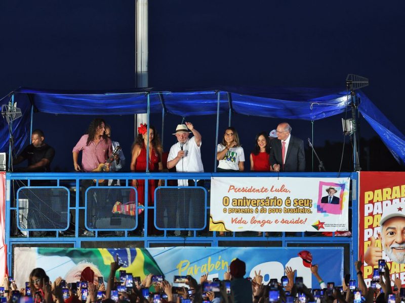 Lula chama de ato vergonhoso saída de Flávio Bolsonaro do Brasil