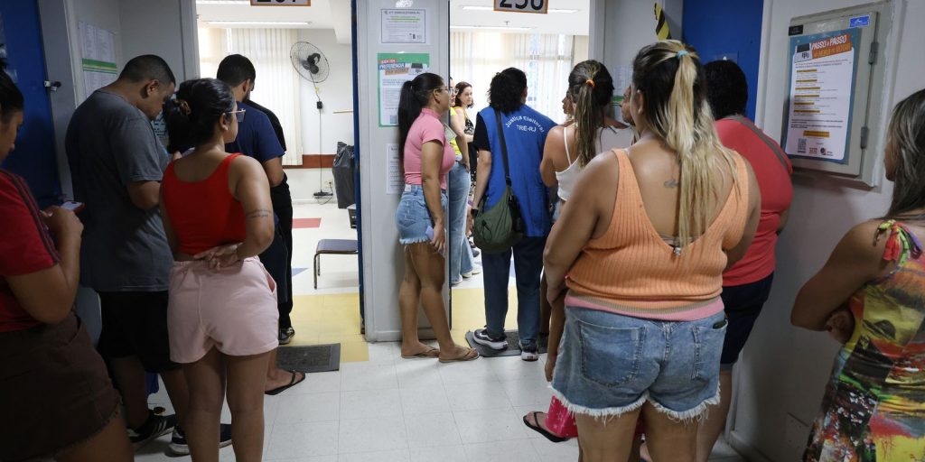 Eleitos no primeiro turno, governadores variam de 37 a 70 anos; senador mais jovem tem 35