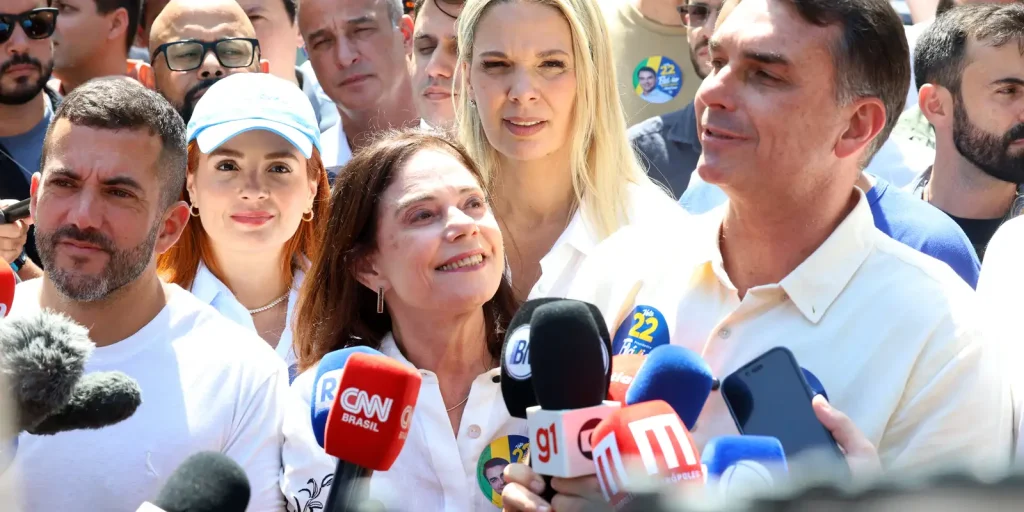 Flávio Bolsonaro promete manter Bolsa Família e Farmácia Popular e declara guerra a facções