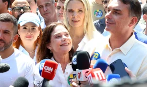 Flávio Bolsonaro promete manter Bolsa Família e Farmácia Popular e declara guerra a facções