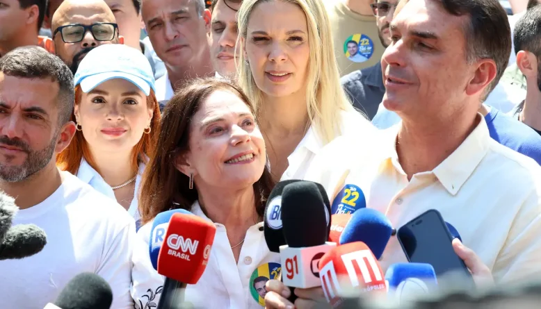 Flávio Bolsonaro promete manter Bolsa Família e Farmácia Popular e declara guerra a facções