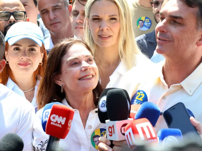 Flávio Bolsonaro promete manter Bolsa Família e Farmácia Popular e declara guerra a facções