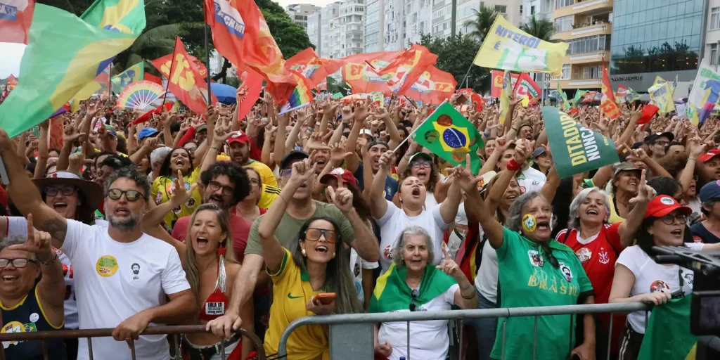 Atos pró-democracia e pró-Lula reúnem milhares em Copacabana, Candelária e Esplanada