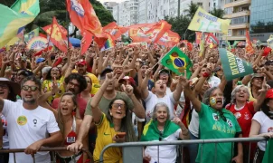 Atos pró-democracia e pró-Lula reúnem milhares em Copacabana, Candelária e Esplanada