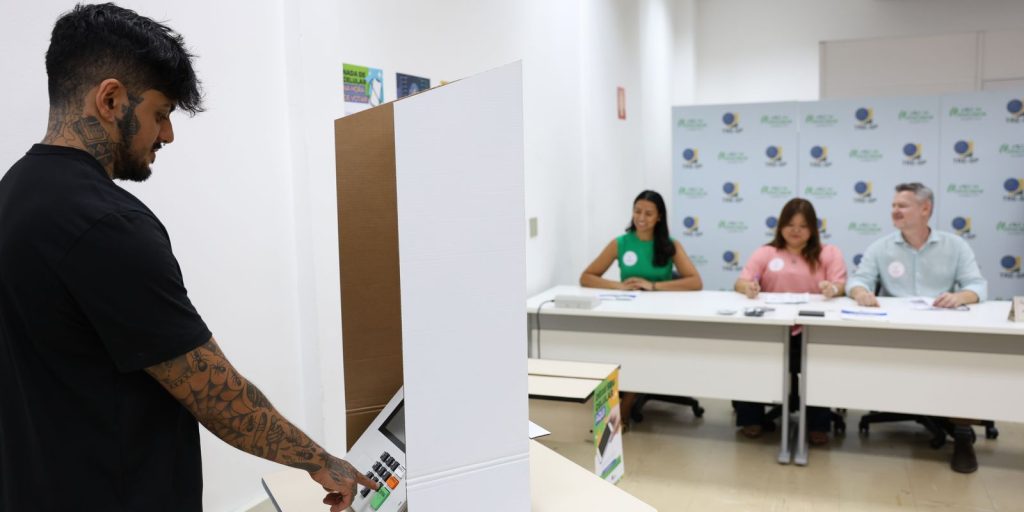 Eleições 2026: urnas abrem às 8h e fecham às 17h neste domingo