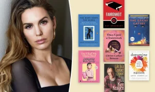 Christy Carlson Romano indica livros que a ajudaram a lidar com a fama precoce