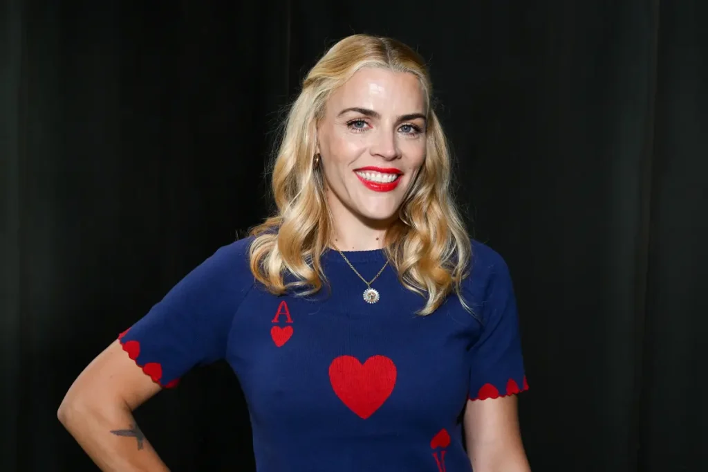 Busy Philipps anuncia exame limpo após diagnóstico de câncer cerebral