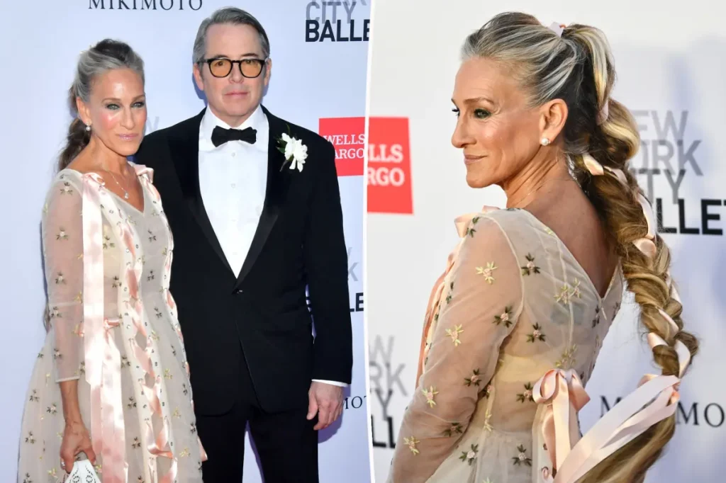 Sarah Jessica Parker usa trança com fitas cor-de-rosa em noite de gala do balé de Nova York