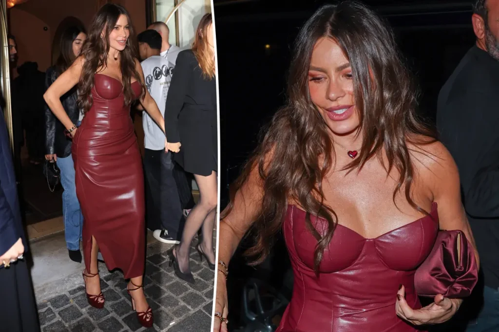 Sofia Vergara usa vestido de couro bordô em desfile na Semana de Moda de Paris