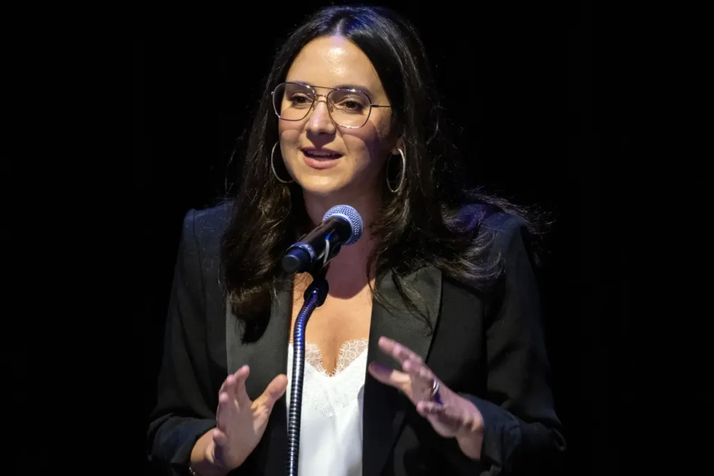 Funcionários da CBS não conseguem contato com Bari Weiss após escândalos e queda de audiência