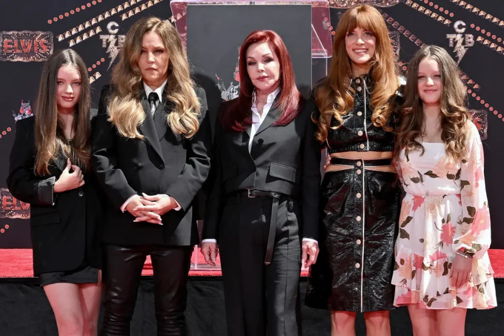 Priscilla Presley publica foto rara das netas Harper e Finley aos 18 anos