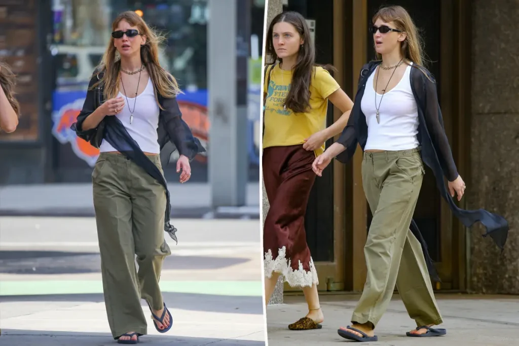Jennifer Lawrence aposta em calça chino de colaboração entre Banana Republic e La Ligne