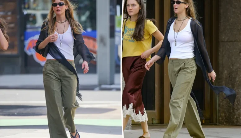 Jennifer Lawrence aposta em calça chino de colaboração entre Banana Republic e La Ligne