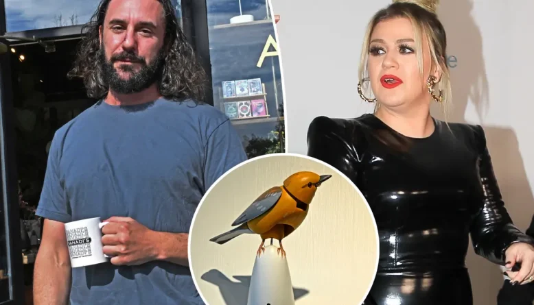 Dono de loja no Brooklyn relata interação absurda com Kelly Clarkson por pássaro mecânico
