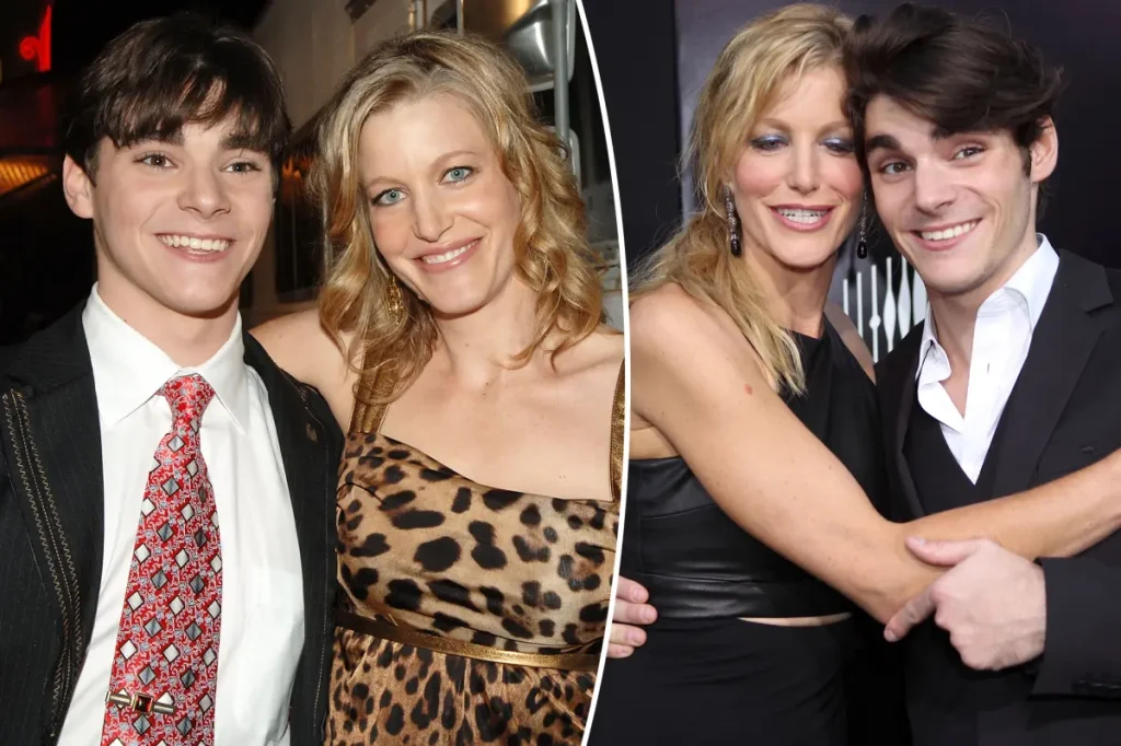 Anna Gunn presta homenagem a RJ Mitte, seu filho na TV em Breaking Bad