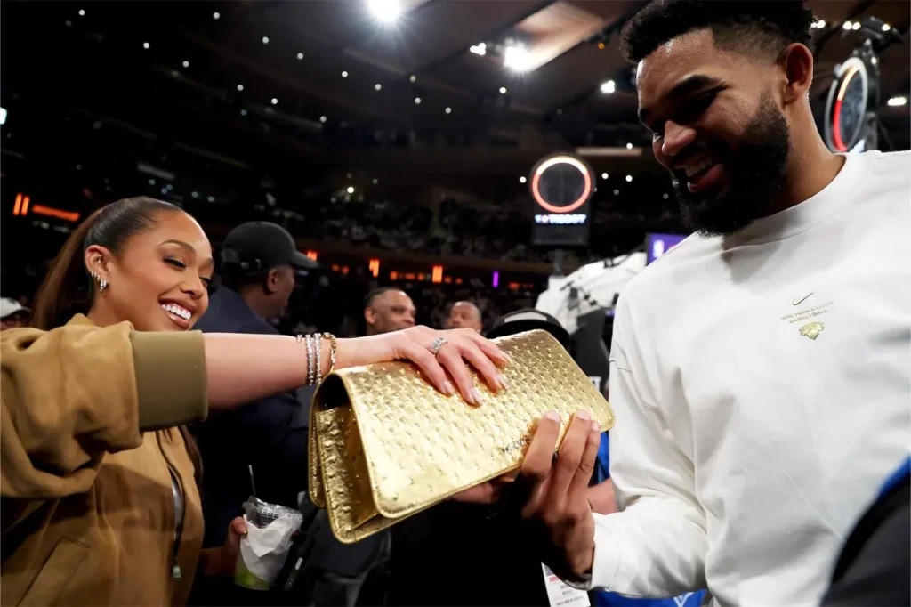 Jordyn Woods estreia versão renovada de bolsa da sorte em jogo dos Knicks