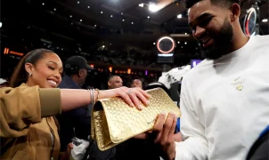 Jordyn Woods estreia versão renovada de bolsa da sorte em jogo dos Knicks