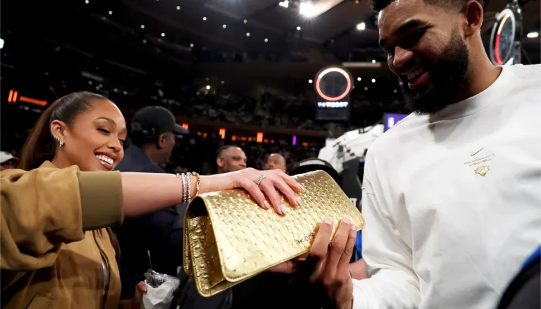 Jordyn Woods estreia versão renovada de bolsa da sorte em jogo dos Knicks