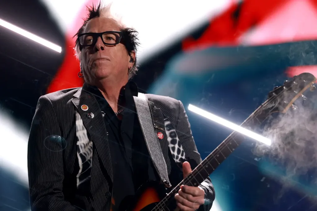 Noodles, guitarrista do Offspring, deixa os palcos por problema de saúde durante turnê