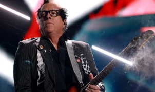 Noodles, guitarrista do Offspring, deixa os palcos por problema de saúde durante turnê
