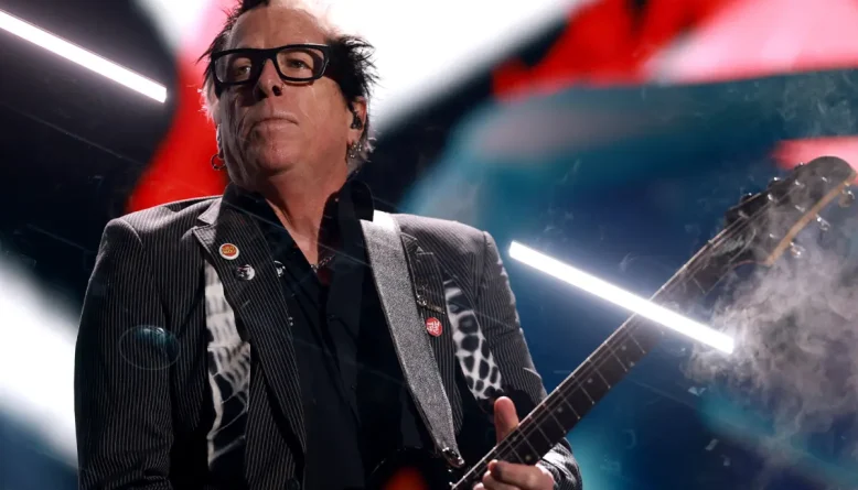Noodles, guitarrista do Offspring, deixa os palcos por problema de saúde durante turnê