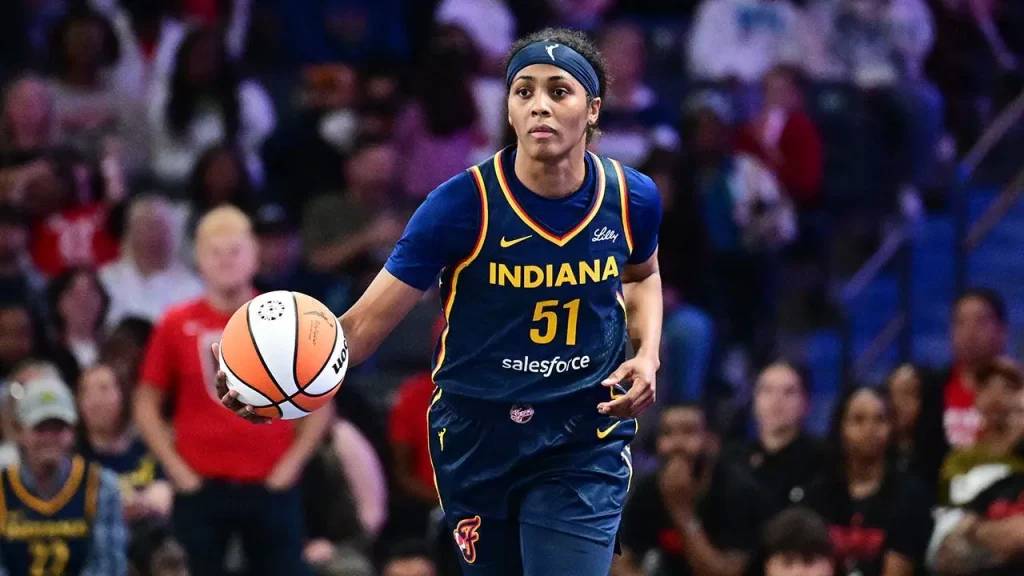 Comentarista Sydney Colson é contida por funcionário após tentar ir atrás de torcedor em jogo do WNBA