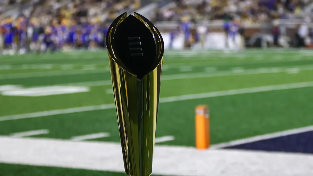 Executivos do futebol americano universitário avançam para playoff de 24 times