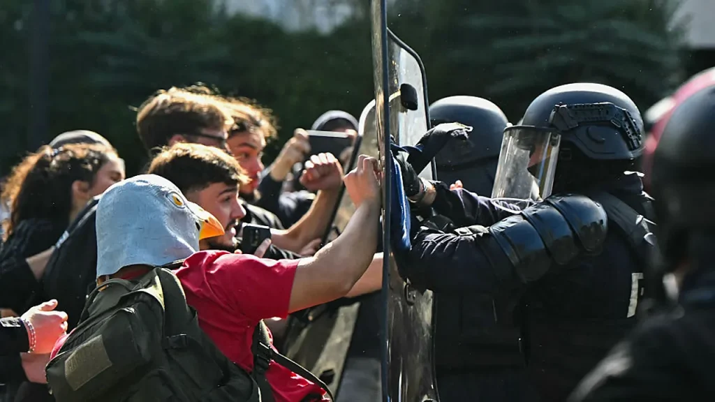Protestos violentos de estudantes na França deixam mais de 5 mil detidos e 400 escolas fechadas