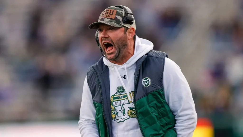 Colorado State demite coordenador defensivo Tyson Summers após saída do campo no meio de derrota