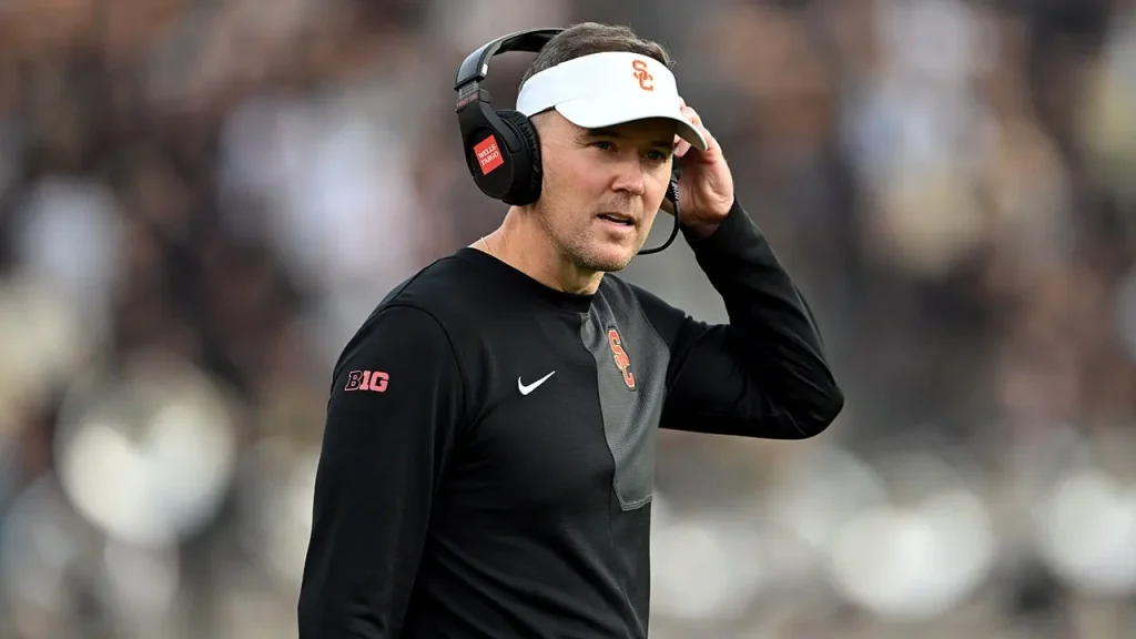 USC vence Washington, mas protestos Fire Lincoln expõem crise sob Lincoln Riley