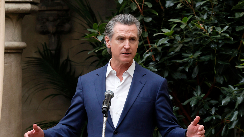 Newsom veta isenção fiscal para reparações e sanciona lei de transparência corporativa na Califórnia
