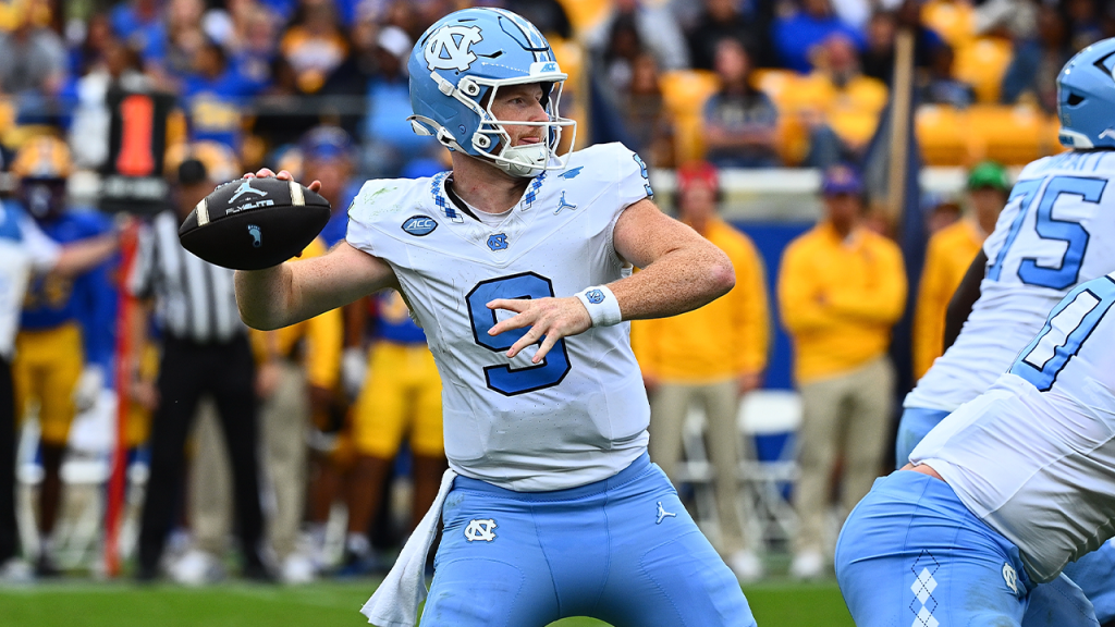 Narrador da ESPN é flagrado em microfone aberto comparando quarterback da UNC a café da manhã ruim de hotel