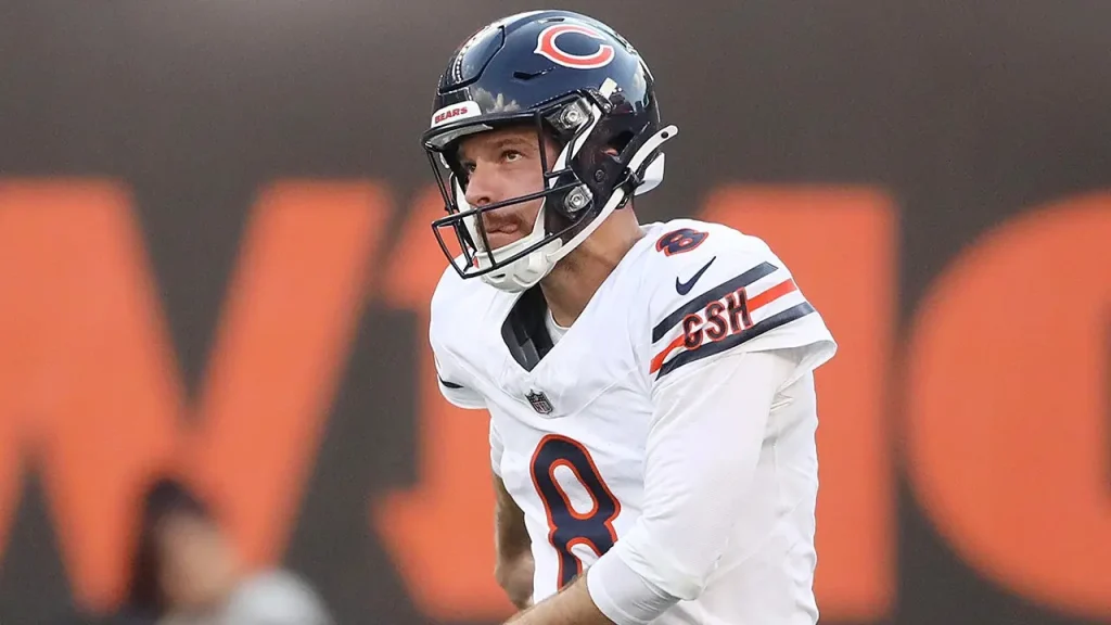 Kicker do Bears tenta derrubar Golden após recebedor do Packers acertar treinador em campo