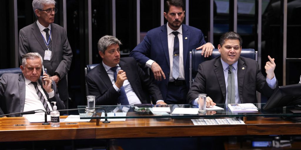 Alcolumbre adia votação da PEC da Segurança para evitar impasse sobre maioridade penal