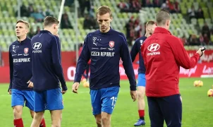 Soccer coach with unreal eye discipline goes viral for locked in interview with busty reporter