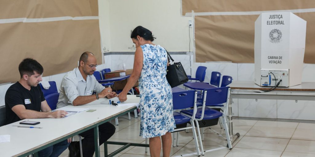 Campanha Vovó Vota busca reduzir abstenção de eleitores acima de 70 anos no segundo turno