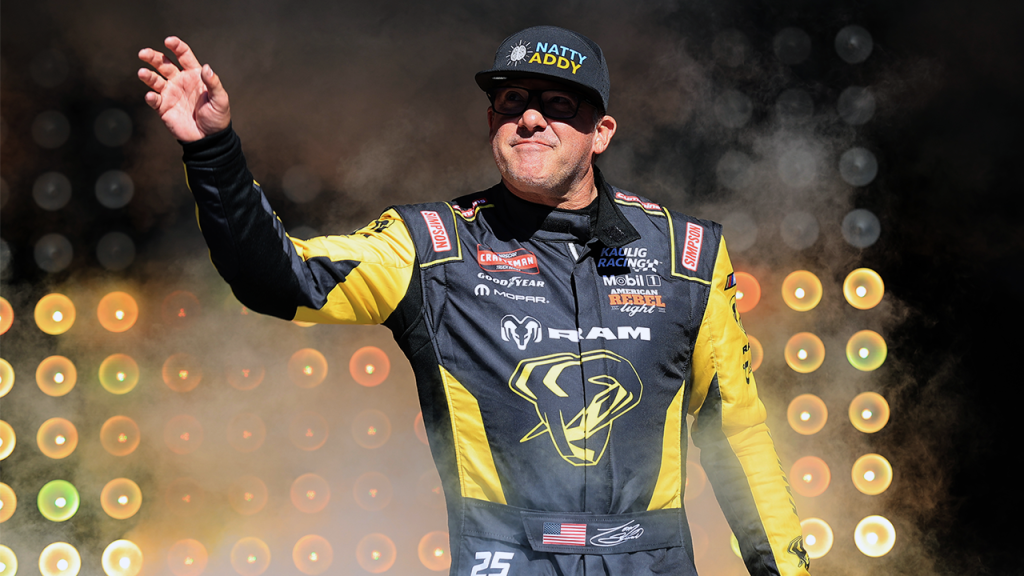Tony Stewart abandona etapa de Talladega após acidente com nove caminhões na 17ª volta